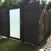 Wpc Sichtschutzzaun Platinum Milchglastuer 01 Wpc Sichtschutzzaun Platinum Milchglastuer 01