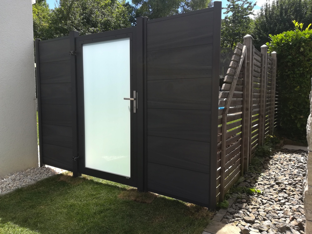 Wpc Sichtschutzzaun Platinum Milchglastuer 01 Wpc Sichtschutzzaun Platinum Milchglastuer 01