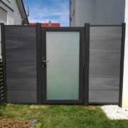 Wpc Sichtschutzzaun Platinum Milchglastuer 03 Wpc Sichtschutzzaun Platinum Milchglastuer 03