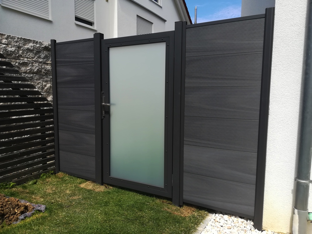 Wpc Sichtschutzzaun Platinum Milchglastuer 04 Wpc Sichtschutzzaun Platinum Milchglastuer 04